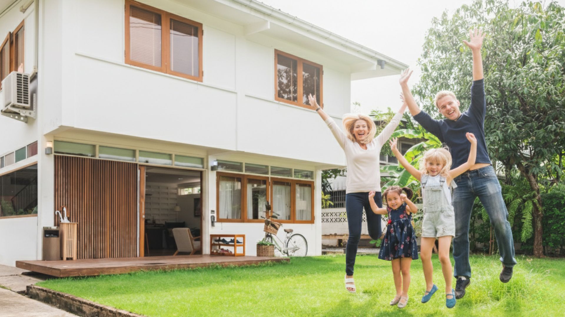 Familie vor dem Eigenheim – Baufinanzierung mit Kredofix